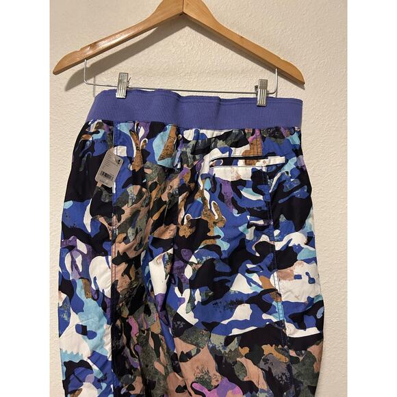 NEW Free People Mesmerize Me Print Cargo Pants Size Medium Purple Camo Wide Leg - Picture 10 of 16